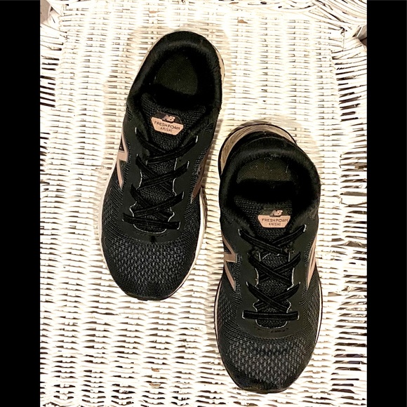 New Balance toddler Sz 10 tennis shoes - Picture 2 of 4